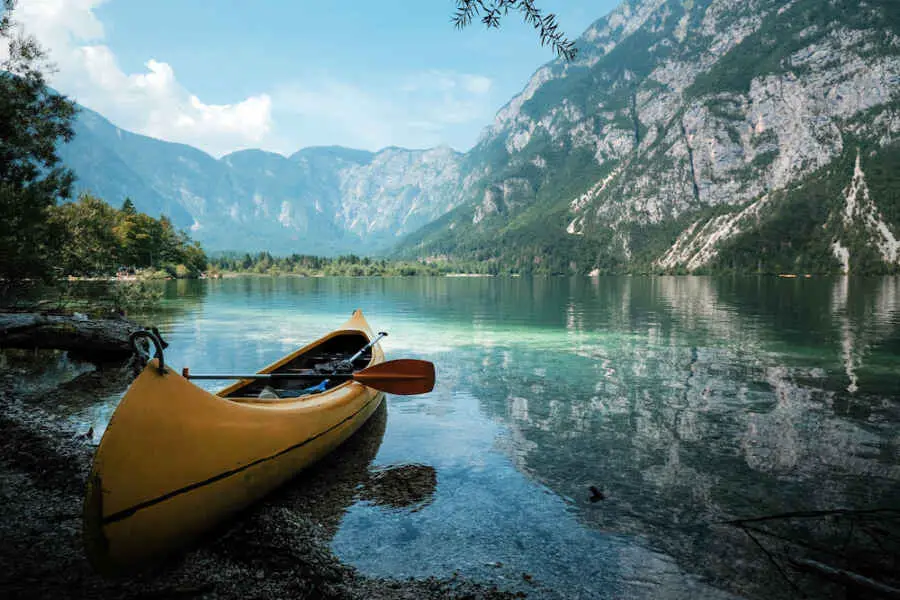 difference between canoe vs kayak